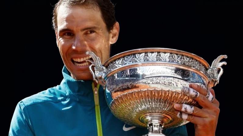 Rafael Nadal comemora conquista do Aberto da França de 2022 em Roland Garros