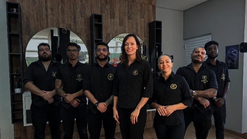 Liliana van Doornik (à frente) lidera uma franquia da Barbearia VIP, em Barbacena (MG)