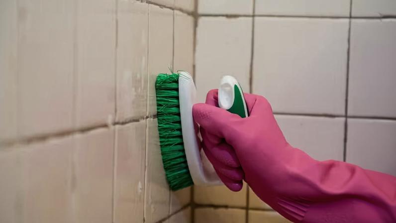 A limpeza eficiente de rejuntes com mofo exige atenção na escolha dos produtos e utensílios utilizados, garantindo a remoção adequada sem comprometer o acabamento