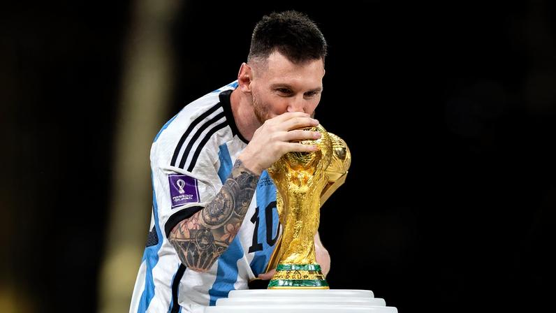 Foto colorida de Lionel Messi com taça da Copa do Mundo de 2022 - Metrópoles