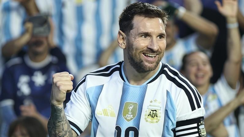 Lionel Messi celebra gol em Argentina x Islândia, amistoso pré-Copa