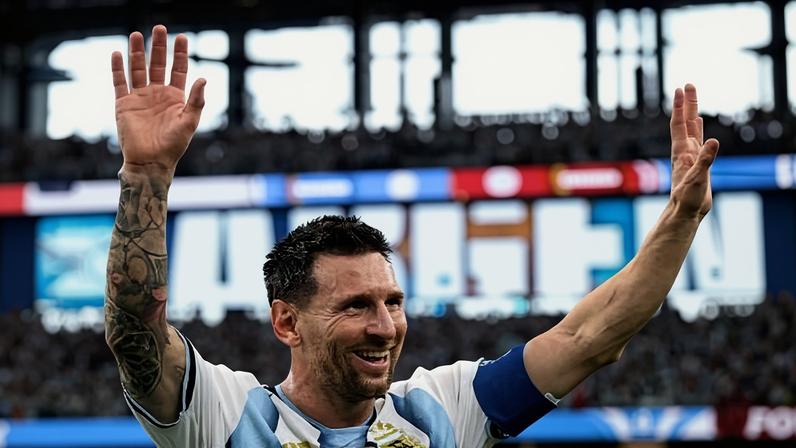 Lionel Messi comemora com a torcida após marcar dois gols em vitória da Argentina contra a Áustria, na Copa do Mundo