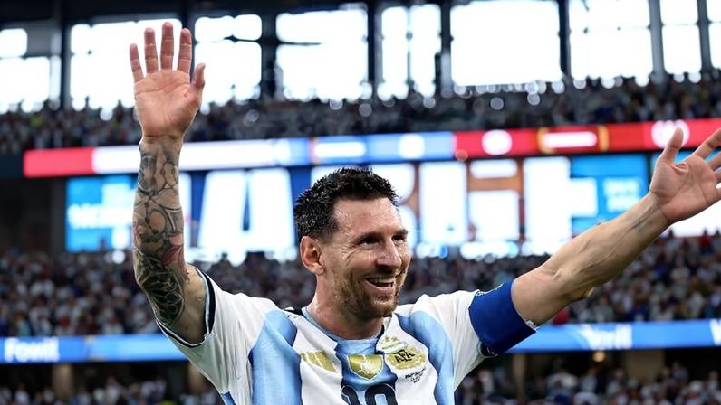 Lionel Messi comemora com a torcida após marcar dois gols em vitória da Argentina contra a Áustria, na Copa do Mundo