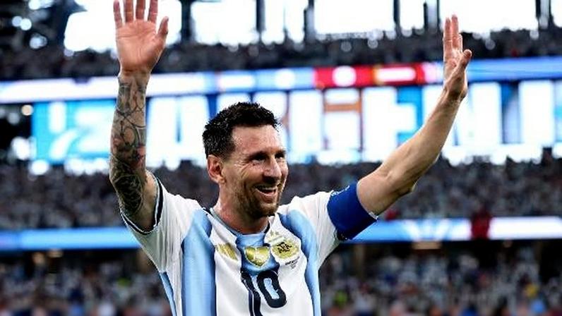 Lionel Messi comemora com a torcida após marcar dois gols na vitória da Argentina contra a Áustria na Copa do Mundo