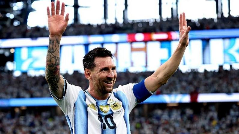 Lionel Messi comemora com a torcida após marcar dois gols em vitória da Argentina contra a Áustria, na Copa do Mundo