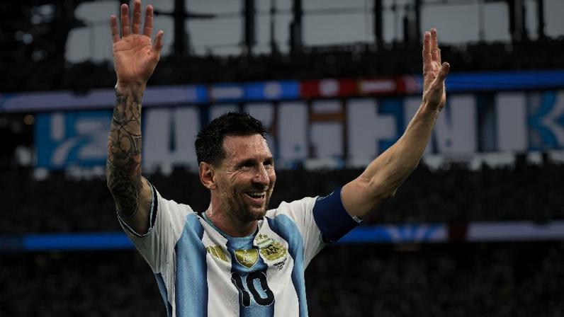 Lionel Messi comemora com a torcida após marcar dois gols em vitória da Argentina contra a Áustria, na Copa do Mundo