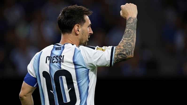 Lionel Messi comemora gol da Argentina contra a Áustria