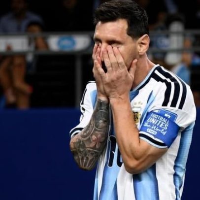 Messi caminha enquanto os demais correm por ele, evidência tática