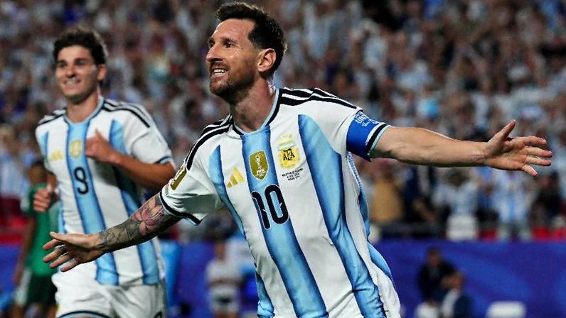 Lionel Messi, da Argentina, comemora gol contra a Argélia na Copa do Mundo