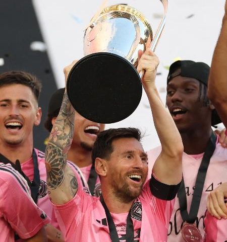 Lionel Messi levanta taça de campeão da MLS pelo Inter Miami