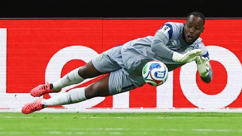 Lionel Mpasi, goleiro da RD Congo, foi destaque durante partida contra a Colômbia pela Copa do Mundo