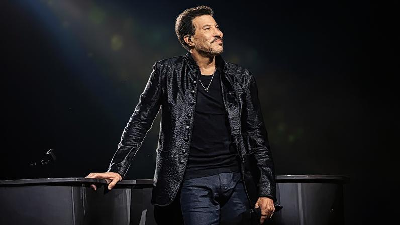 Dono de quatro Grammys, Richie ganhou sua 1ª estatueta em 1982 ao vencer a categoria Melhor Performance Vocal Pop Masculina por "Truly"