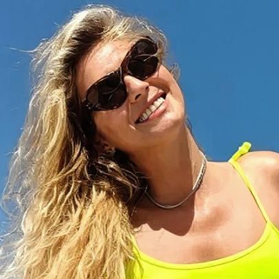 Lívia Andrade usa biquíni em homenagem ao Brasil em praia de Miami