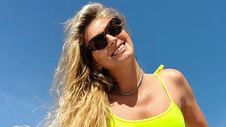 Lívia Andrade usa biquíni em homenagem ao Brasil em praia de Miami