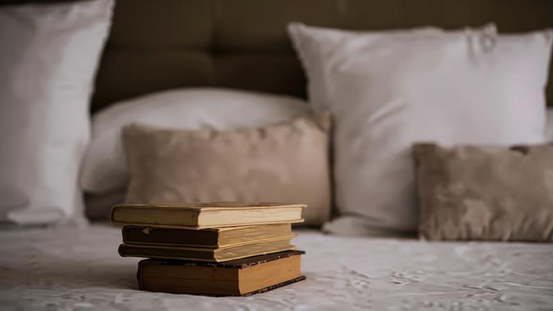 Confira livros da literatura brasileira que transformam espaços domésticos em elementos centrais da narrativa — Foto: Magnific/Creative Commons