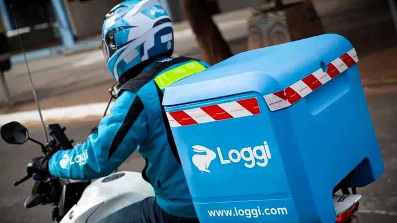 Motofretista da Loggi com o baú azul da empresa | (Divulgação/Loggi/.)