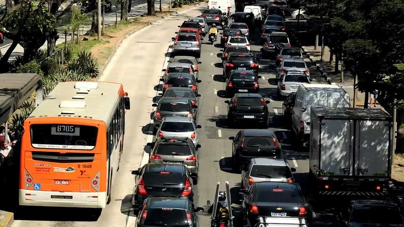 Carro, ônibus ou app: como o deslocamento afeta suas finanças