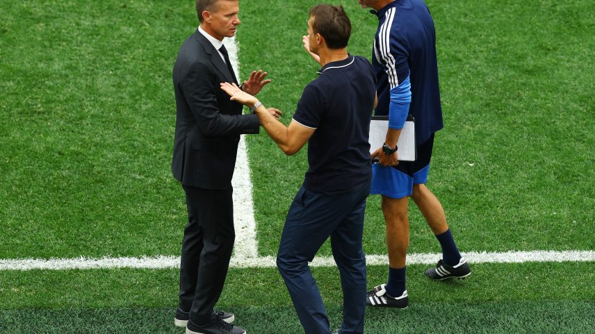 Jesse Marsch, técnico do Canadá, reage após conversar com Julen Lopetegui, do Catar — Foto: Albert Gea/Reuters