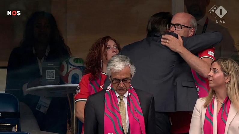 Pais de Diogo Jota assistem à estreia de Portugal — Foto: Reprodução/NOS