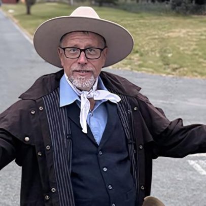 Homem considerado a pessoa mais barulhenta do mundo se equipara a jato