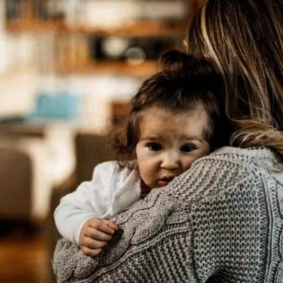 Por que o filho chora mais com os pais do que com a babá ou na escola