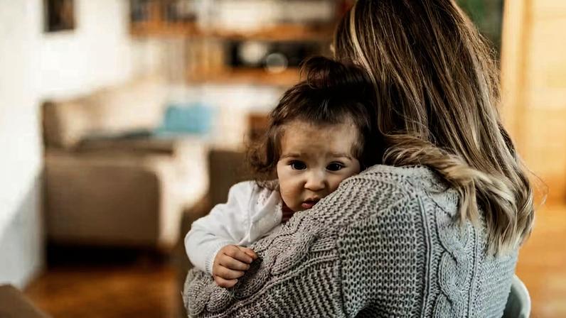 Por que seu filho chora mais com você do que com a babá ou na escola — Foto: Magnific