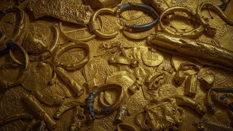 Moedas de ouro e joias recuperadas da embarcação holandesa “Dom van Keulen”, que naufragou na costa inglesa no século 17 — Foto: Museu Britânico
