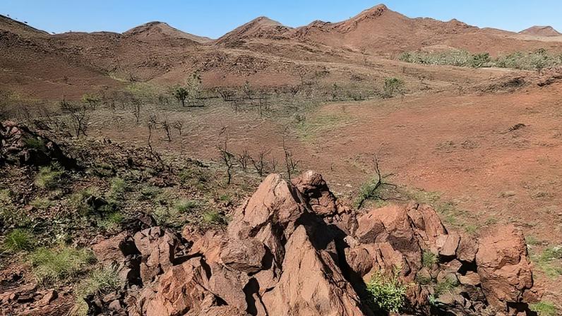Rochas em forma de cúpula na Cratera do Polo Norte, na região de Pilbara, na Austrália Ocidental