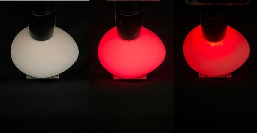 O painel da esquerda mostra um ovo branco sob luz ambiente; o painel central mostra o mesmo ovo após a remoção do conteúdo; e o painel da direita mostra um ovo intacto, com casca branca (e gema)