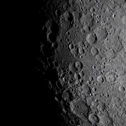 Cristal lunar indica bombardeio de asteroides ao Sistema Solar