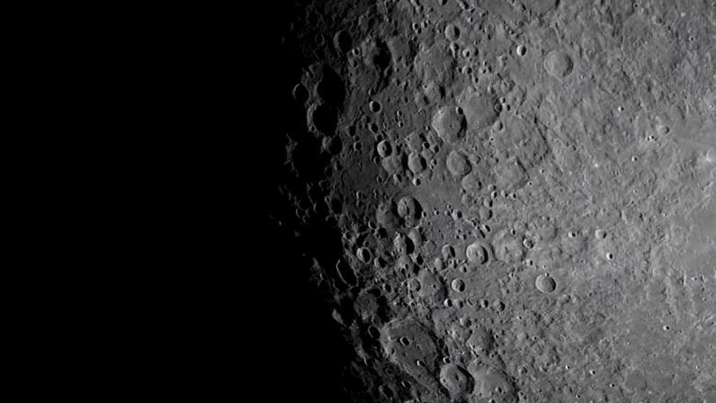 Imagem colorida mostra Lua vista do espaço - Metrópoles