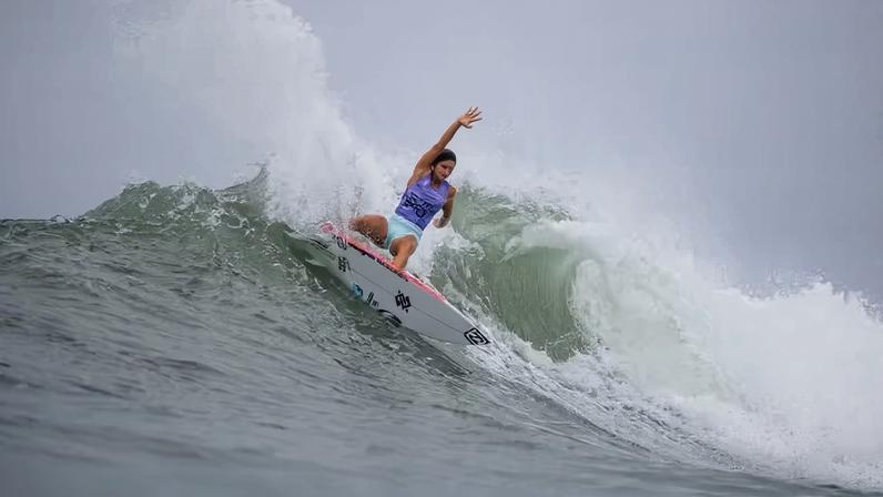 Luana Silva em ação nas ondas de El Salvador — Foto: Aaron Hughes/WSL