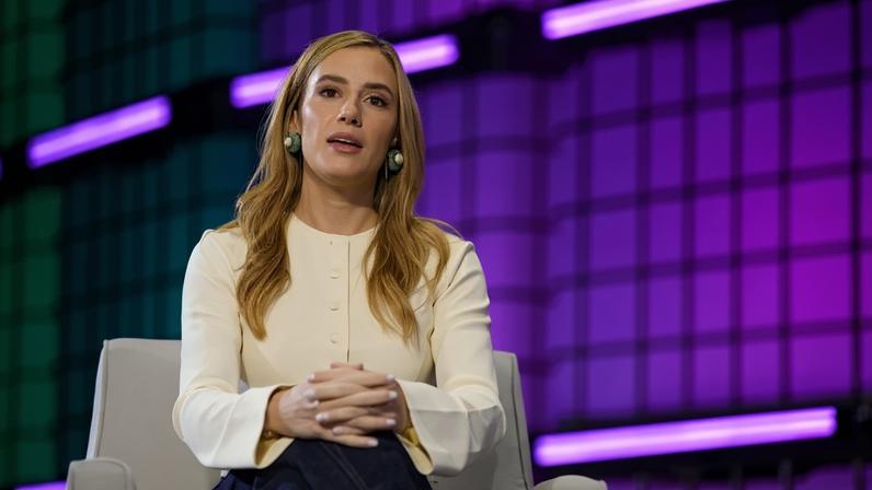 Luana Lopes Lara, da Kalshi: "Esperamos vir para o Brasil em breve, mas vamos trabalhar com o governo" (Web Summit Rio/Divulgação)