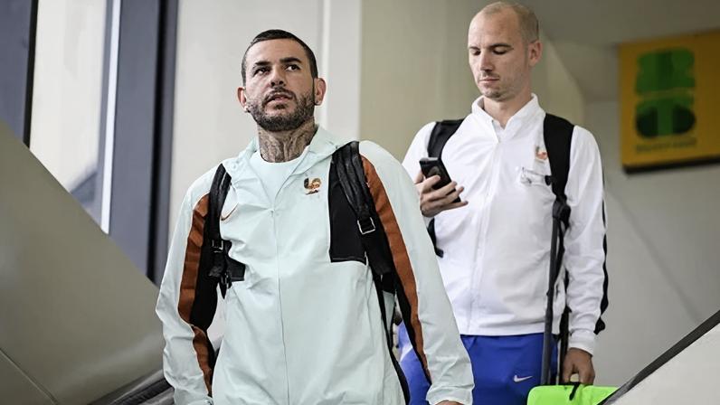 Lucas Hernández, jogador da Seleção Francesa, durante chegada em Boston, nos EUA