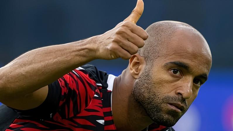 Lucas Moura se aquece antes da classificação às semis do Paulistão, sobre o Red Bull Bragantino