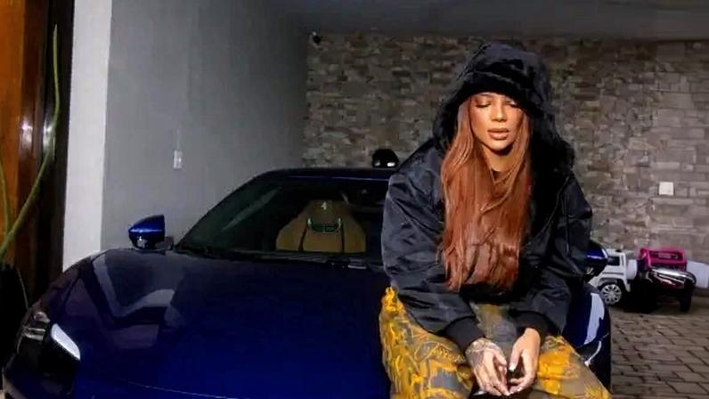 Ludmilla com novo carro de luxo