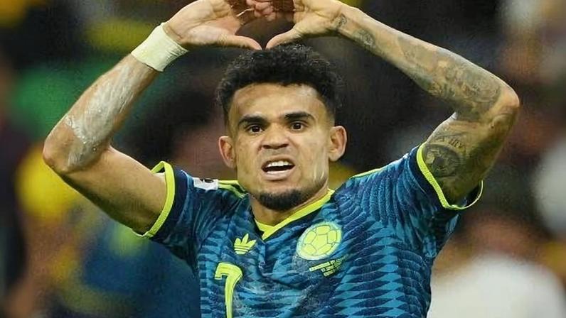 Luis Díaz celebra gol da Colômbia sobre Uzbequistão em jogo da Copa do Mundo