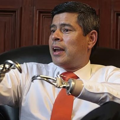 Quem é Luis Galarreta, vice de Fujimori, que perdeu as mãos na infância