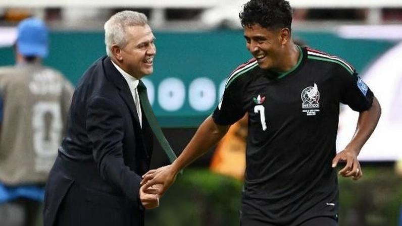 Luis Romo e Erik Lira comemoram gol do México contra a Coreia do Sul na Copa do Mundo