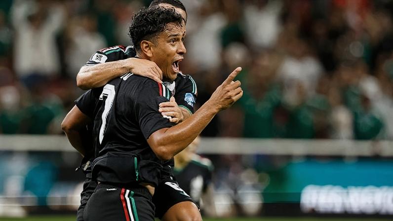 Luis Romo do México comemora gol contra a Coreia do Sul na Copa do Mundo