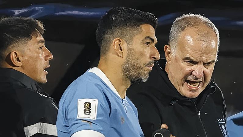 Bielsa passa instruções para Suárez em jogo do Uruguai