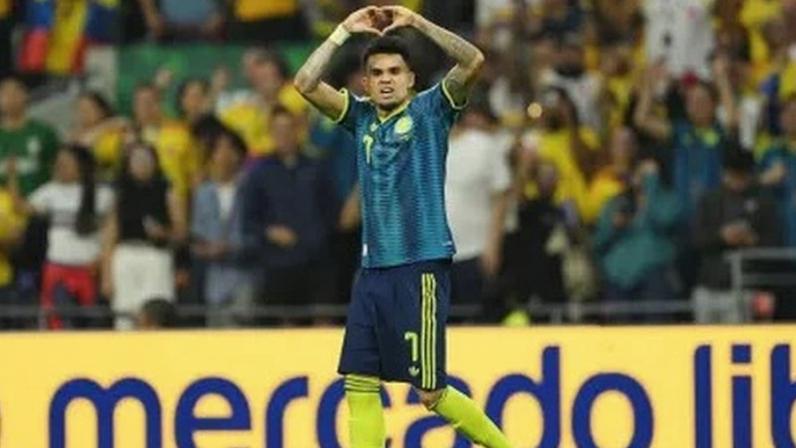 Luis Díaz celebrando o gol marcado em Uzbequistão x Colômbia, confronto válido pela primeira rodada da Copa do Mundo