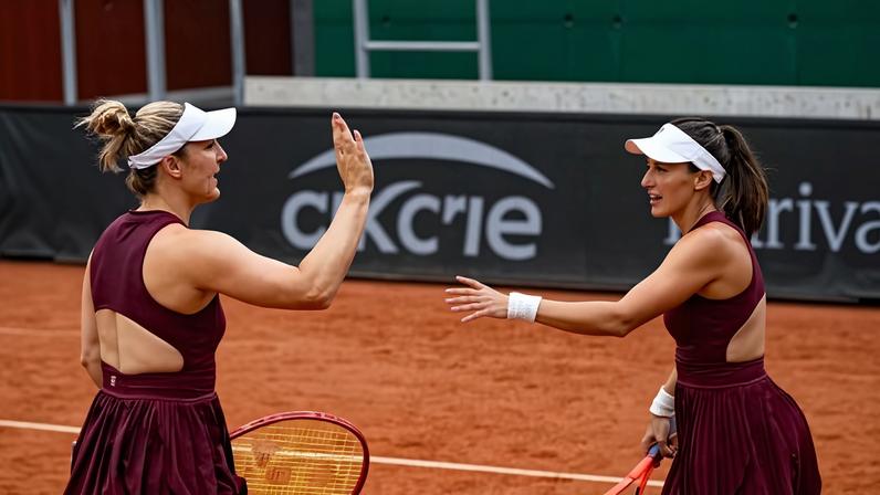 Luisa Stefani celebra ponto nas quartas de final de duplas em Roland Garros