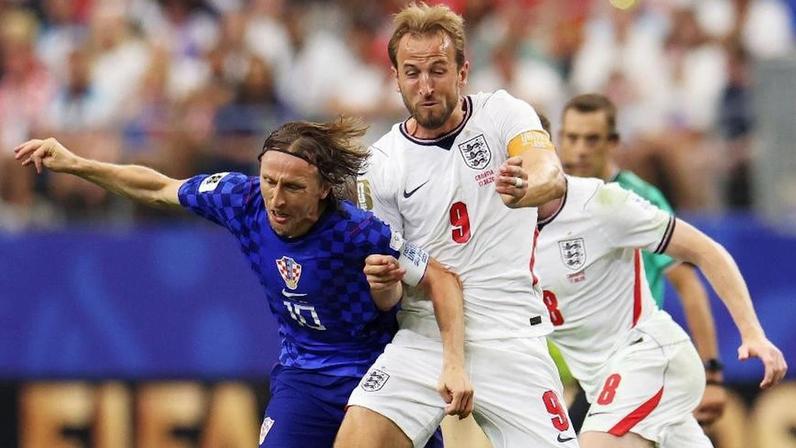 Luka Modric, da Croácia, e Harry Kane, da Inglaterra, disputam bola durante partida na Copa do Mundo