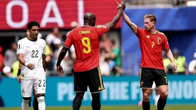 Lukaku e De Bruyne comemoram gol de empate da Bélgica contra o Egito pela Copa do Mundo