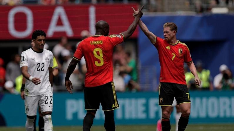 Lukaku e De Bruyne comemoram gol de empate da Bélgica contra o Egito, pela Copa do Mundo