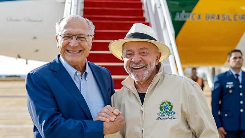 Presidente Lula e o vice-presidente Geraldo Alckmin na base aérea de Brasília