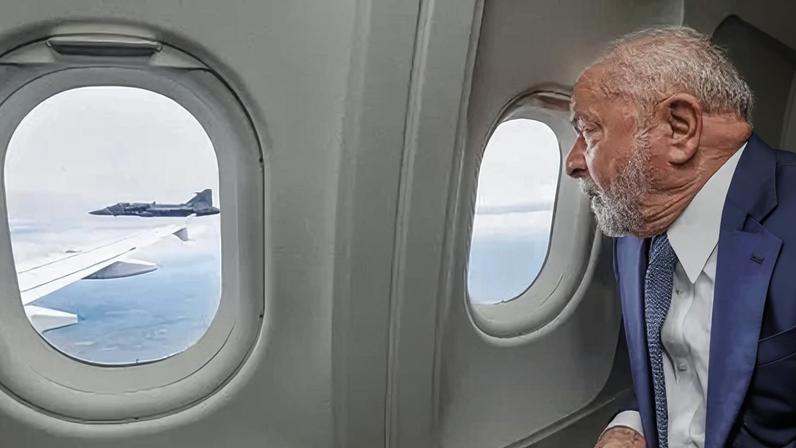 Lula no avião presidencial em 2023