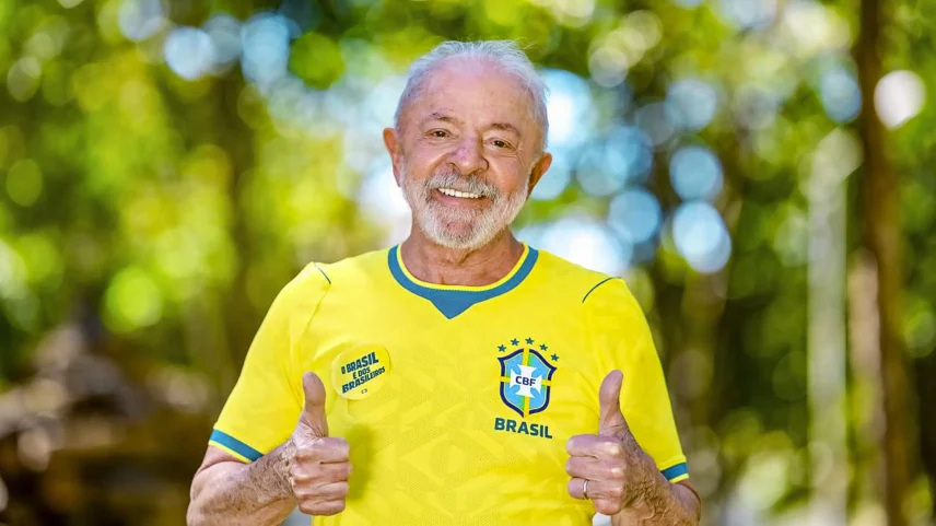 Lula posa com a camisa da seleção: nenhum líder resiste a usar o futebol com fins políticos. (Foto: Ricardo Stuckert/Presidência da República)