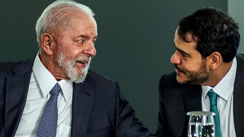 Lula e o advogado-geral da União, Jorge Messias. (Foto: Rafa Neddermeyer/Agência Brasil)